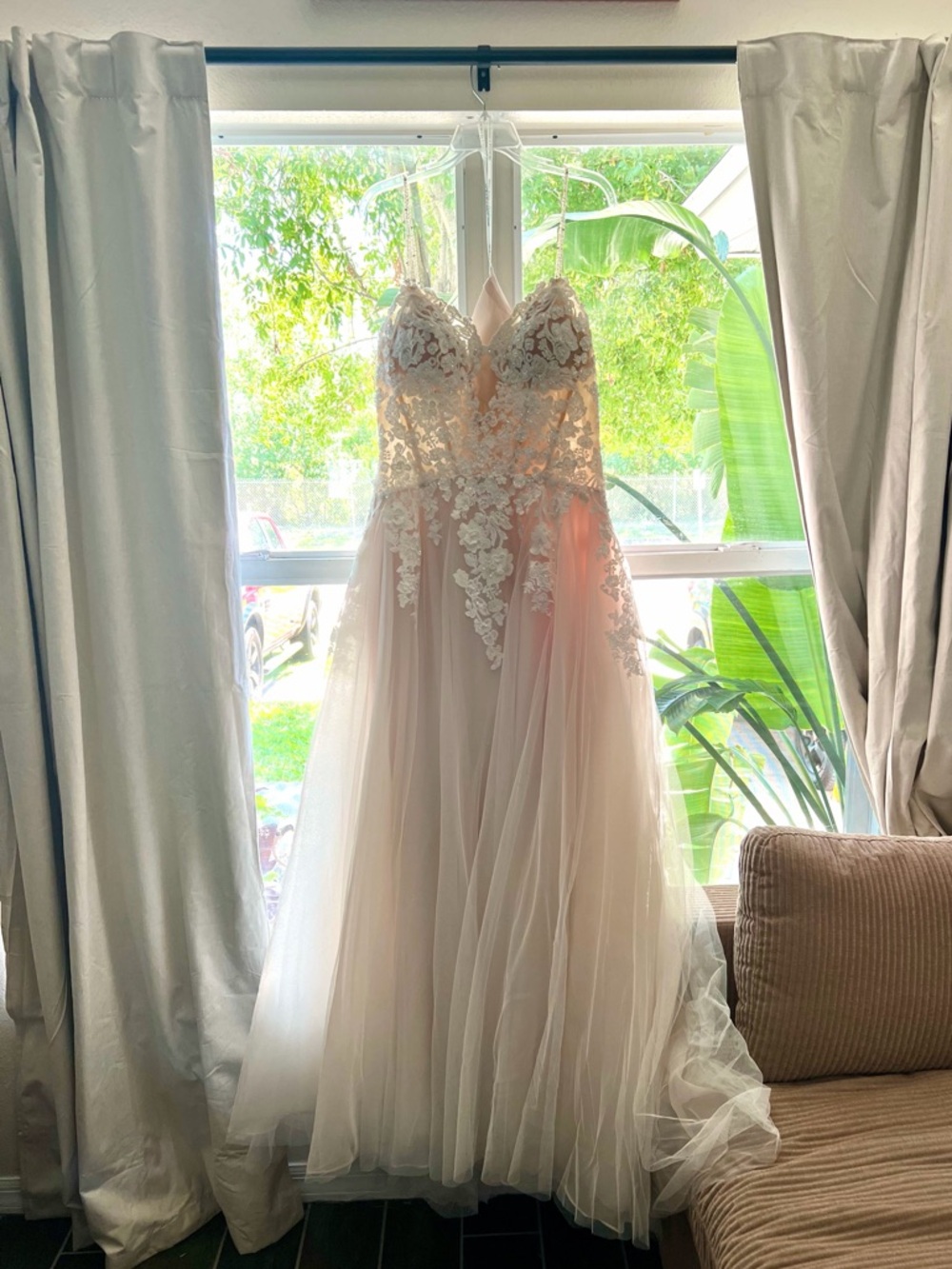 (New!) Lace Applique Tulle Wedding Dress in Champagne Ivory